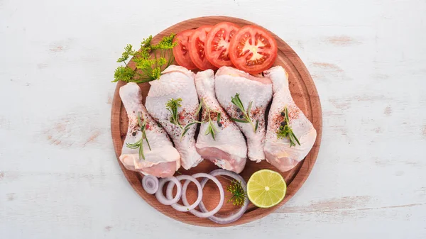 Kyckling Ben Med Kryddor Och Grönsaker Trä Bakgrund Ovanifrån Kopiera — Stockfoto