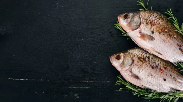 Roher Fisch Mit Gewürzen Und Gemüse Karpfen Auf Einem Hölzernen — Stockfoto