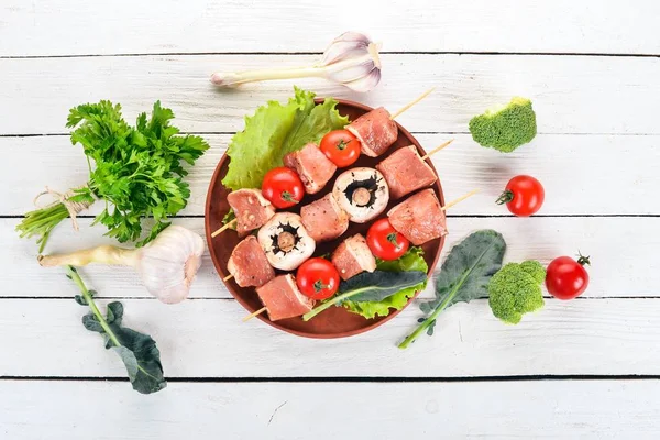 皿の上の肉の生串 木製の背景 平面図です コピー スペース — ストック写真