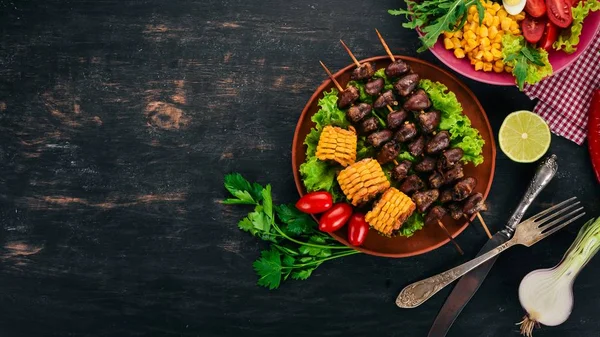 Brochetas Corazones Pollo Maíz Verduras Frescas Sobre Fondo Madera Vista — Foto de Stock