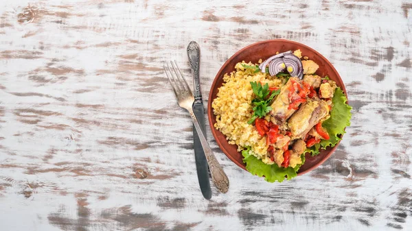 Bulgur Con Carne Pimentón Tomates Cherry Verduras Sobre Fondo Madera — Foto de Stock