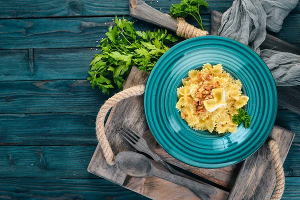 Massa Farfalle Com Queijo Brie Nozes Cozinha Italiana Fundo Madeira — Fotografia de Stock