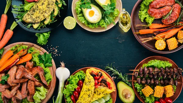 Gıda Avokado Yemekleri Tavuk Kanadı Omlet Barbekü Ahşap Bir Arka — Stok fotoğraf