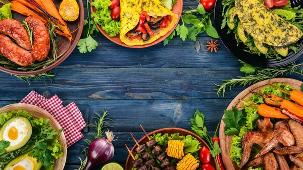 Comida Platos Aguacate Alitas Pollo Tortilla Barbacoa Sobre Fondo Madera — Foto de Stock