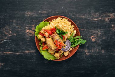 Bulgur et, kırmızı biber, kiraz domates ve sebze ile. Ahşap bir arka plan üzerinde. Üstten görünüm. Kopya alanı.