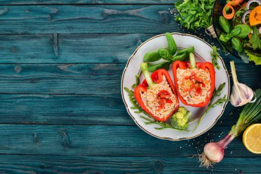 Taze biber pirinç ve et ile doldurulmuş. Ahşap bir arka plan üzerinde. Üstten görünüm. Kopya alanı.