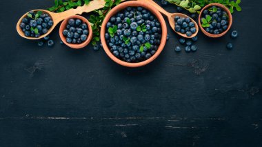 Yaban mersini taze çilek. Ahşap bir arka plan üzerinde. Üstten görünüm. Metniniz için boş alan.