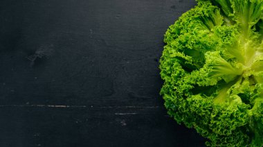 Taze yeşil salata. Taze sebze. Ahşap bir arka plan üzerinde. Üstten görünüm. Kopya alanı.