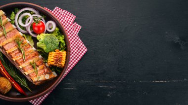 Sebzeli fırında kaburga. Et. Ahşap bir arka plan üzerinde. Üstten görünüm. Kopya alanı.