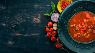 Sığır eti ve biber chervrniy plaka ile domates çorbası. Ahşap bir masaya. Üstten görünüm. Kopya alanı.
