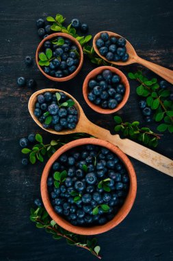 Yaban mersini taze çilek. Ahşap bir arka plan üzerinde. Üstten görünüm. Metniniz için boş alan.