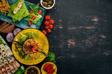 Sosis, mantar ve taze sebze salatası. Ahşap bir masaya. Üstten görünüm. Kopya alanı.