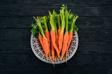 Taze havuç. Taze sebze. Ahşap bir arka plan üzerinde. Üstten görünüm. Kopya alanı.