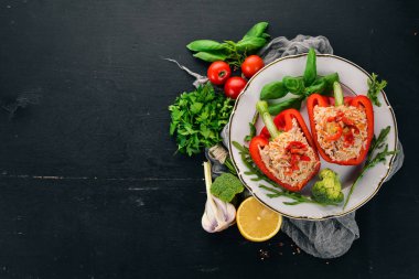 Taze biber pirinç ve et ile doldurulmuş. Ahşap bir arka plan üzerinde. Üstten görünüm. Kopya alanı.