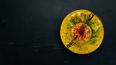 Sosis, mantar ve taze sebze salatası. Ahşap bir masaya. Üstten görünüm. Kopya alanı.