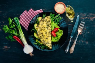 Omlet sebze ve avokado. Kızarmış yumurta. Ahşap bir arka plan üzerinde. Üstten görünüm. Ücretsiz kopya alanı.