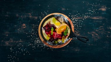 Meyve ve reçel ile Panacott. tatlı. Ahşap bir masaya. Üstten görünüm. Kopya alanı.