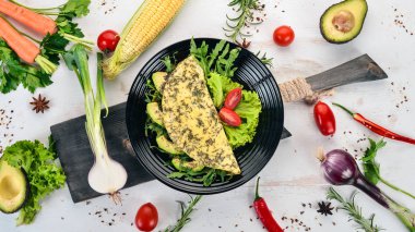 Omlet sebze ve avokado. Kızarmış yumurta. Ahşap bir arka plan üzerinde. Üstten görünüm. Ücretsiz kopya alanı.