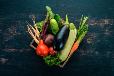 Mezarda taze sebze kümesi. Ahşap bir arka plan üzerinde. Üstten görünüm. Kopya alanı.