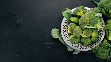 Taze yeşil brokoli. Çiğ sebze. Ahşap bir arka plan üzerinde. Üstten görünüm. Kopya alanı.