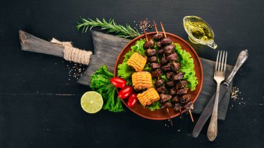 Şiş tavuk kalpler, Mısır ve taze sebze. Ahşap bir arka plan üzerinde. Üstten görünüm. Ücretsiz kopya alanı.