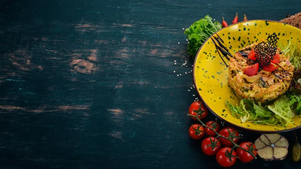 Salade Avec Bacon Champignons Légumes Frais Sur Une Table Bois — Photo