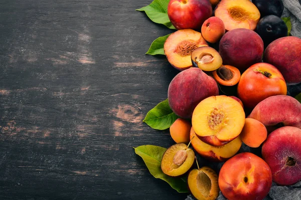 Färsk Frukt Aprikos Persika Plommon Nektariner Trä Bakgrund Ovanifrån Fritt — Stockfoto