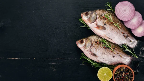 Peixe Cru Com Especiarias Legumes Carpa Fundo Madeira Vista Superior — Fotografia de Stock