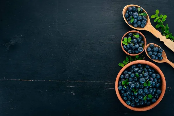 Bleuets Avec Des Feuilles Dans Une Assiette Bois Sur Fond — Photo