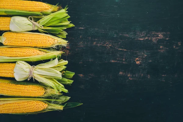 Frischer Gelber Mais Auf Einem Schwarzen Holztisch Gemüse Ansicht Von — Stockfoto