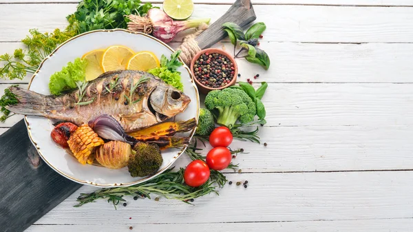 Carpa Pescado Horno Sobre Fondo Madera Vista Superior Copiar Espacio —  Fotos de Stock