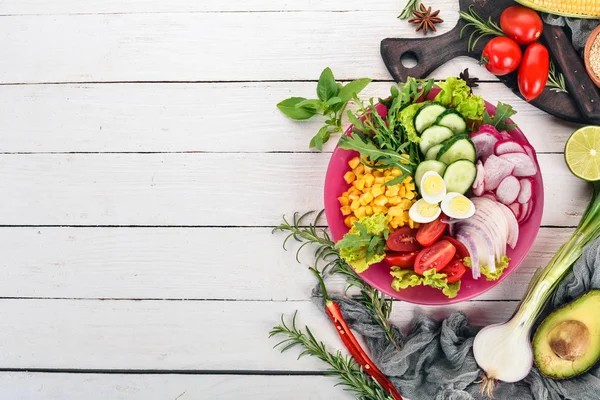 Vers Fruit Salade Maïs Radijs Uien Komkommer Kwartel Eieren Een — Stockfoto