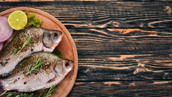 Syrové Ryby Kořením Zeleninou Kapr Dřevěné Pozadí Pohled Shora Kopírovat — Stock fotografie