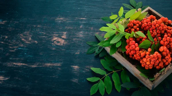 Red Rowanberry Wooden Box Black Wooden Background Top View Free — Stock Photo, Image