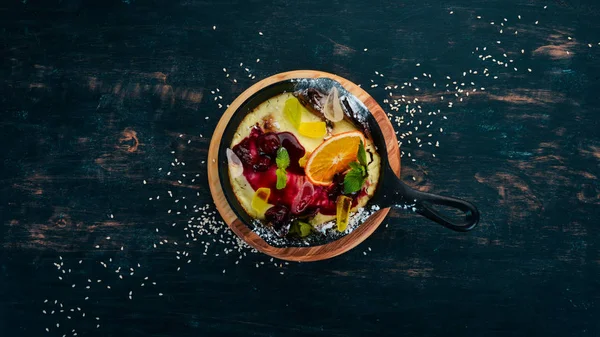 Πανακότα Φρούτα Και Μαρμελάδες Επιδόρπιο Ένα Ξύλινο Τραπέζι Top View — Φωτογραφία Αρχείου