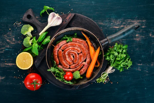 Gebakken Kip Worstjes Een Pan Met Kruiden Een Houten Achtergrond — Stockfoto