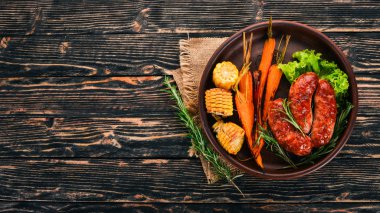Izgara sosis. Pişmiş Mısır ve patates gibiydik. Ahşap bir arka plan üzerinde. Üstten görünüm. Kopya alanı.
