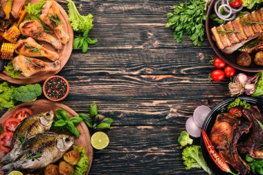 Bir dizi yemek. Biftek, balık, sebze ve baharat. Ahşap bir arka plan üzerinde. Üstten görünüm. Kopya alanı.