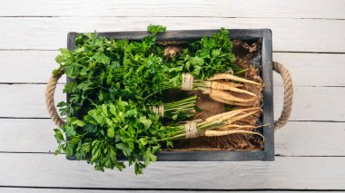 Yeşil maydanoz mezarda. Taze sebze. Ahşap bir arka plan üzerinde. Üstten görünüm. Kopya alanı.