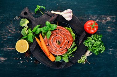 Kızarmış taze sebze ile barbekü sosis. Ahşap bir arka plan üzerinde. Üstten görünüm. Kopya alanı.