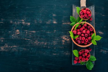 Taze ahududu meyveleri. Ahşap bir arka plan üzerinde. Üstten görünüm. Metniniz için boş alan.