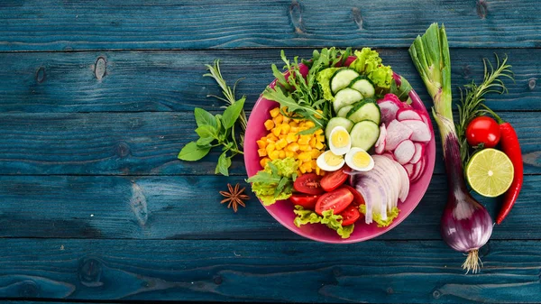 新鮮な野菜のサラダ トウモロコシ タマネギ キュウリ ウズラの卵 木製の背景 平面図です 無料コピーの領域 — ストック写真