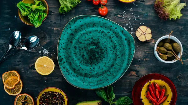 Groene Plaat Een Houten Achtergrond Met Groenten Een Houten Tafel — Stockfoto