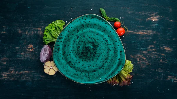 Assiette Verte Sur Fond Bois Avec Légumes Sur Une Table — Photo