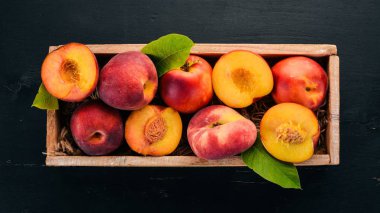 Taze şeftali. Ahşap bir arka plan üzerinde. Üstten görünüm. Metniniz için boş alan.