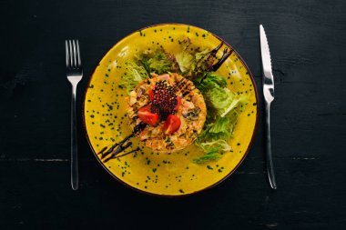 Sosis, mantar ve taze sebze salatası. Ahşap bir masaya. Üstten görünüm. Kopya alanı.