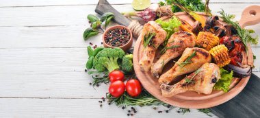 Baharatlar ve sebzeler ile pişmiş tavuk budu. Ahşap bir arka plan üzerinde. Üstten görünüm. Kopya alanı.