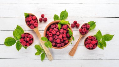 Taze ahududu meyveleri. Ahşap bir arka plan üzerinde. Üstten görünüm. Metniniz için boş alan.