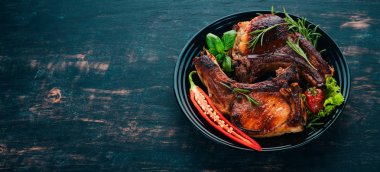 Baharatlar ve sebzeler ile kemik üzerinde pişmiş biftek. Ahşap bir arka plan üzerinde. Üstten görünüm. Kopya alanı.