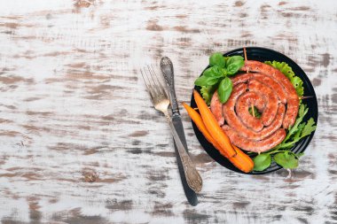 Kızarmış taze sebze ile barbekü sosis. Ahşap bir arka plan üzerinde. Üstten görünüm. Kopya alanı.